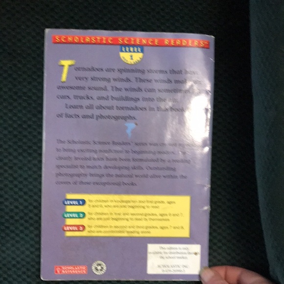 “ tornadoes” Scholastic science readers level 1 - Picture 4 of 14